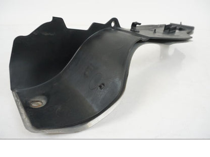 Snett nerifrån på Värmeskydd från en Honda XL 1000 V -2008 motorcykel.