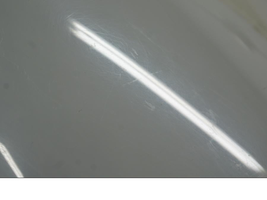 Höger sida på <p>Vindruta till Aprilia RSV 1000 2002.</p>

<p>Vindrutan är solblekt och har en gul "toning" sen vanlig transparant färg beroende på från vilken vinkel man kollar på den.</p>

<p>Ytliga repor / repor finns se bilder.</p> motorcykel.