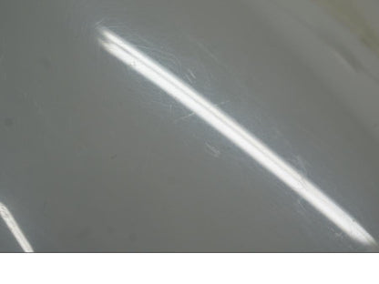 Höger sida på <p>Vindruta till Aprilia RSV 1000 2002.</p>

<p>Vindrutan är solblekt och har en gul "toning" sen vanlig transparant färg beroende på från vilken vinkel man kollar på den.</p>

<p>Ytliga repor / repor finns se bilder.</p> motorcykel.