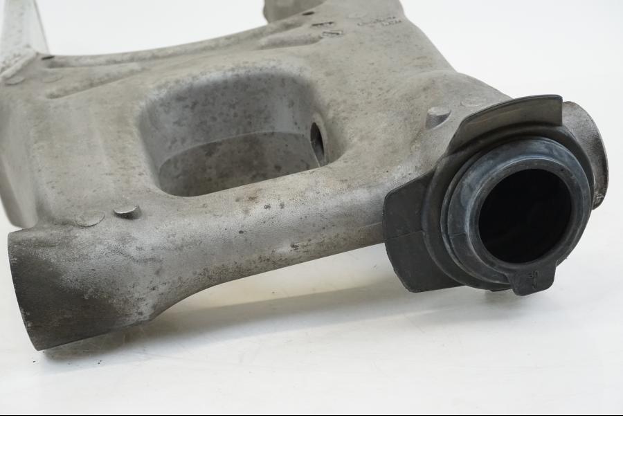 Vänster sida på Sving från en Honda ST 1300 -2002 motorcykel.