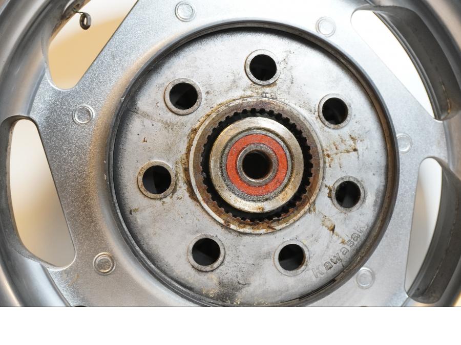 Extrabild2 på Fälg från en Kawasaki VN 1600 -2006 motorcykel.