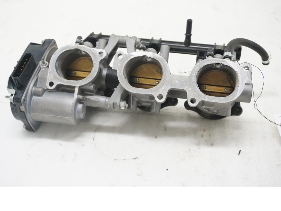 Baksidan på Spjällhus från en MV Agusta Brutale 800 -2014 motorcykel.