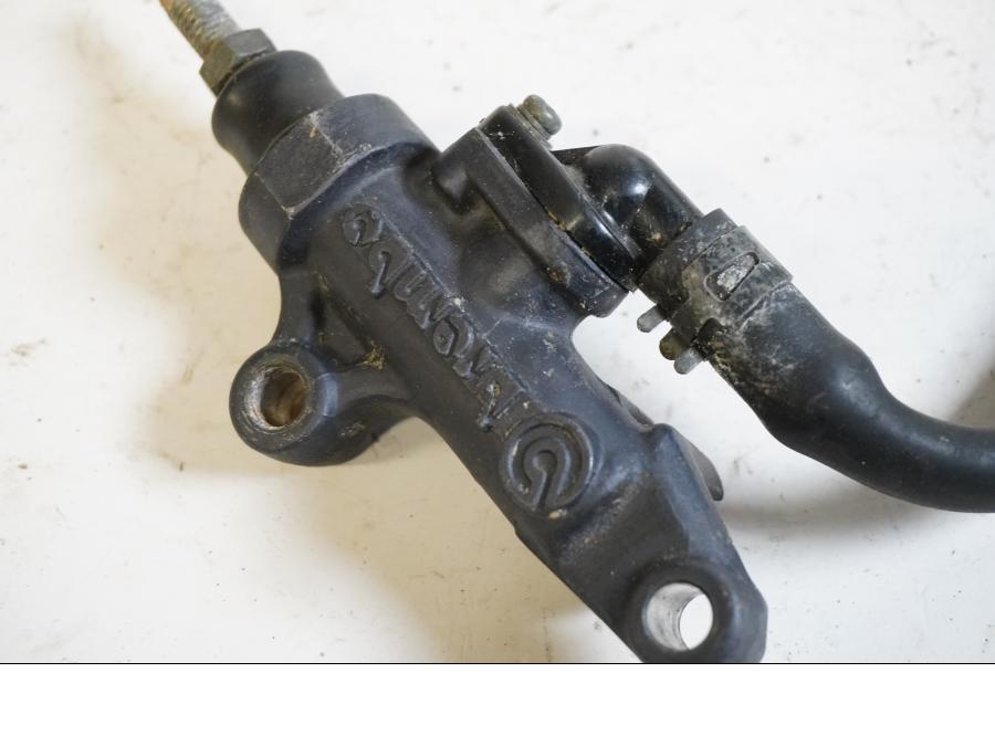 Baksidan på Bromshuvudcylinder från en Yamaha YZF R6 -2001 motorcykel.