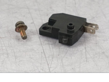 Framsidan på Bromsljuskontakt från en Suzuki VZ 800 -2000 motorcykel.