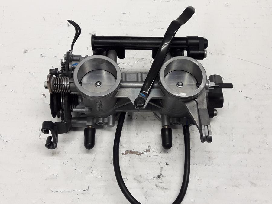 Framsidan på Spjällhus från en Kawasaki ER-6N -2015 motorcykel.