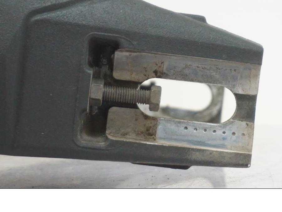 Höger sida på Sving från en Triumph Tiger -2009 motorcykel.