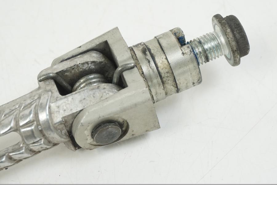 Snett nerifrån på Fotpinne från en Suzuki GSX-R 1000 -2007 motorcykel.