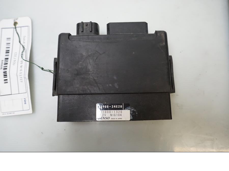 Framsidan på <p>CDI / ECU från Suzuki GSX-R 600 1999.</p>

<p>32900-34E20.</p> motorcykel.