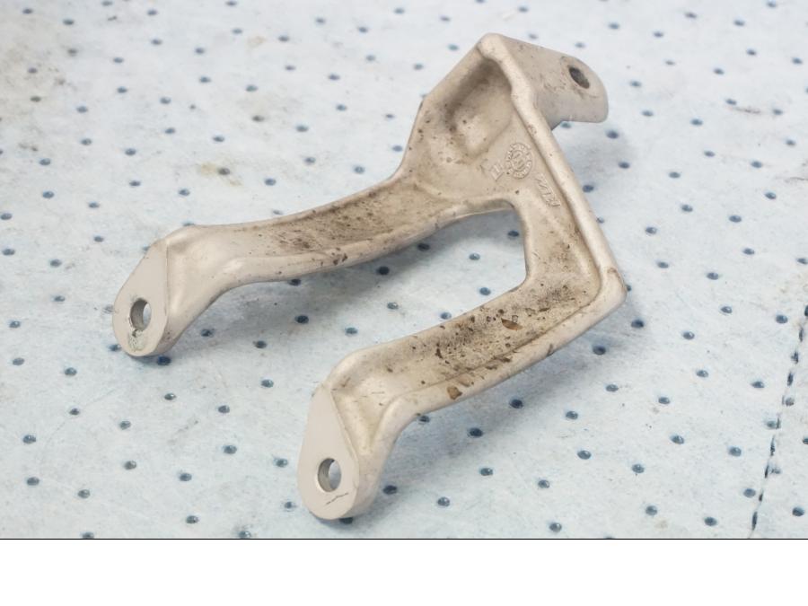 Vänster sida på Fotpinnefäste från en KTM 690 Duke -2008 motorcykel.