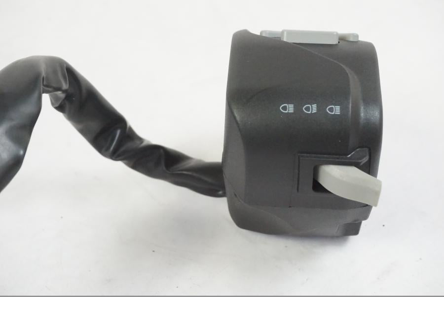 Snett uppifrån på Styrelreglage från en KTM 390 Adventure -2021 motorcykel.