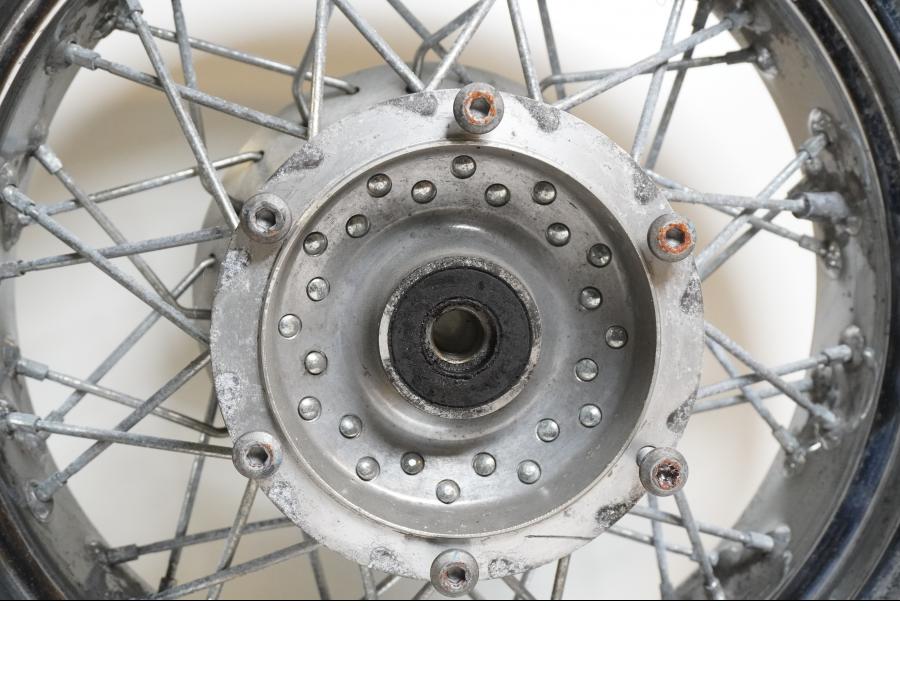 Baksidan på Fälg från en Yamaha XVS 1100 -2001 motorcykel.