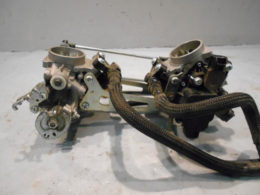 Baksidan på Spjällhus från en Suzuki DL 650 -2013 motorcykel.