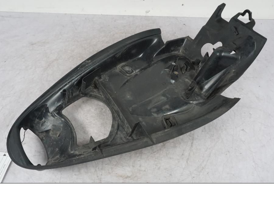 Snett nerifrån på Undertail från en Buell 1125 R -2008 motorcykel.