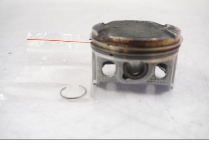 Baksidan på Kolv från en KTM 125 Duke -2017 motorcykel.