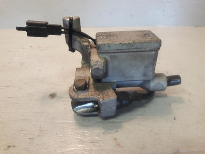 Framsidan på Bromshuvudcylinder från en Yamaha Cygnus -2007 motorcykel.