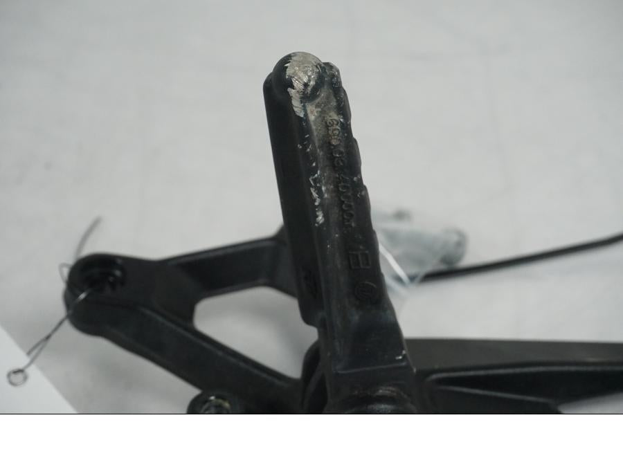 Vänster sida på Fotpinnefäste från en KTM 1290 Super Duke GT -2017 motorcykel.