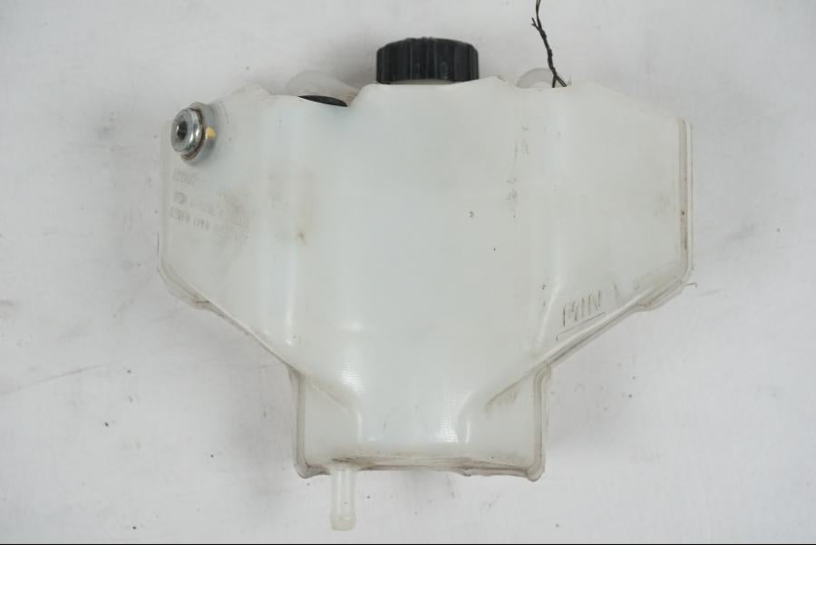 Framsidan på Vattenexpansionskärl från en MV Agusta Dragster -2014 motorcykel.