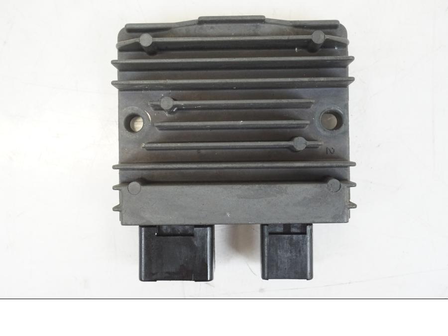 Framsidan på Likriktare från en Honda CB 600 F -2008 motorcykel.