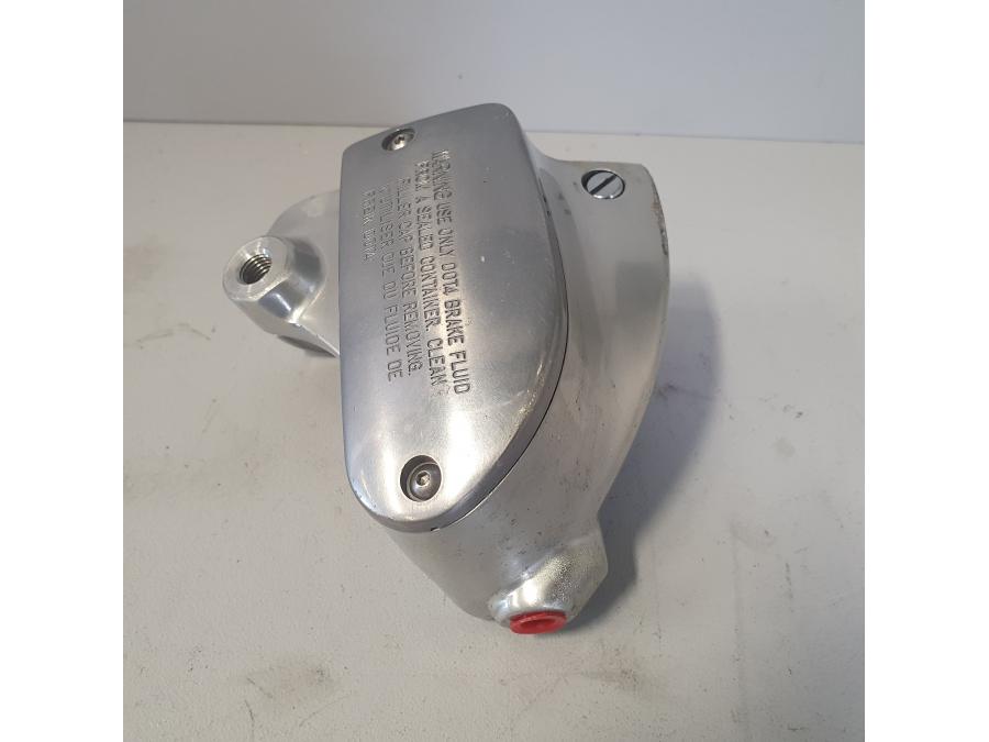 Baksidan på Kopplingshuvudcylinder från en Yamaha XV 1900 -2008 motorcykel.