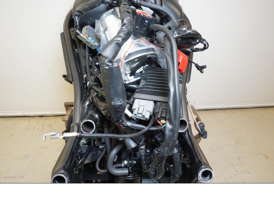 Snett nerifrån på Motorpaket från en Honda CBR 650 R -2019 motorcykel.