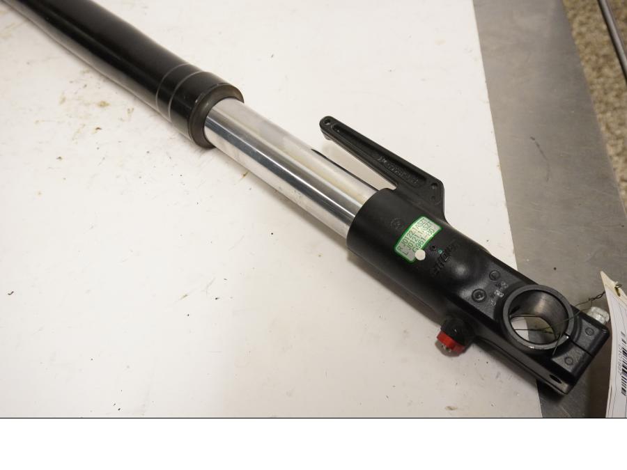 Snett uppifrån på Gaffelben från en Buell XB 12 -2009 motorcykel.