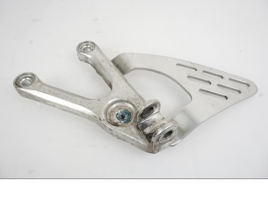 Framsidan på Fotpinnefäste från en Yamaha YZF R6 -2006 motorcykel.