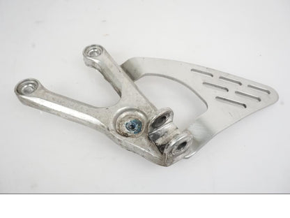 Framsidan på Fotpinnefäste från en Yamaha YZF R6 -2006 motorcykel.