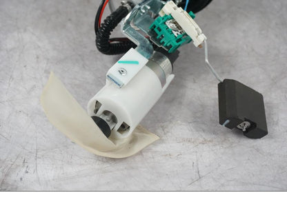 Extrabild1 på Bensinpump insprut från en BMW F 800 R -2018 motorcykel.