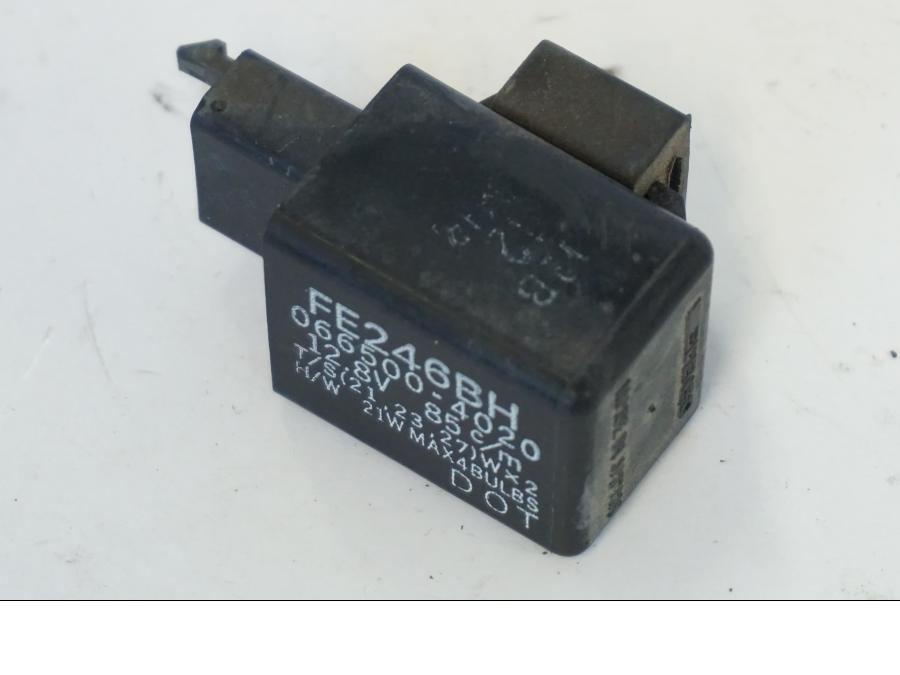 Snett uppifrån på Blinkersrelä från en Kawasaki ZR-7 -2001 motorcykel.