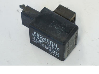 Snett uppifrån på Blinkersrelä från en Kawasaki ZR-7 -2001 motorcykel.