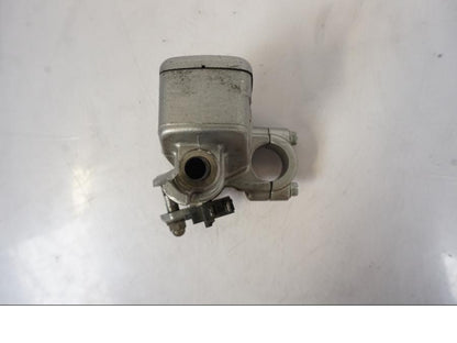 Snett nerifrån på Bromshuvudcylinder från en Honda VFR 750 -1994 motorcykel.