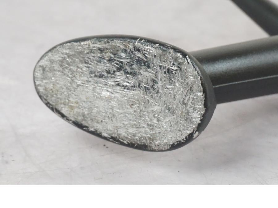 Vänster sida på Sidostöd från en KTM 1290 Super Duke R -2022 motorcykel.