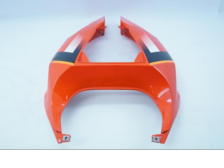 Baksidan på Bakvinge från en Aprilia RSV 1000 -2004 motorcykel.