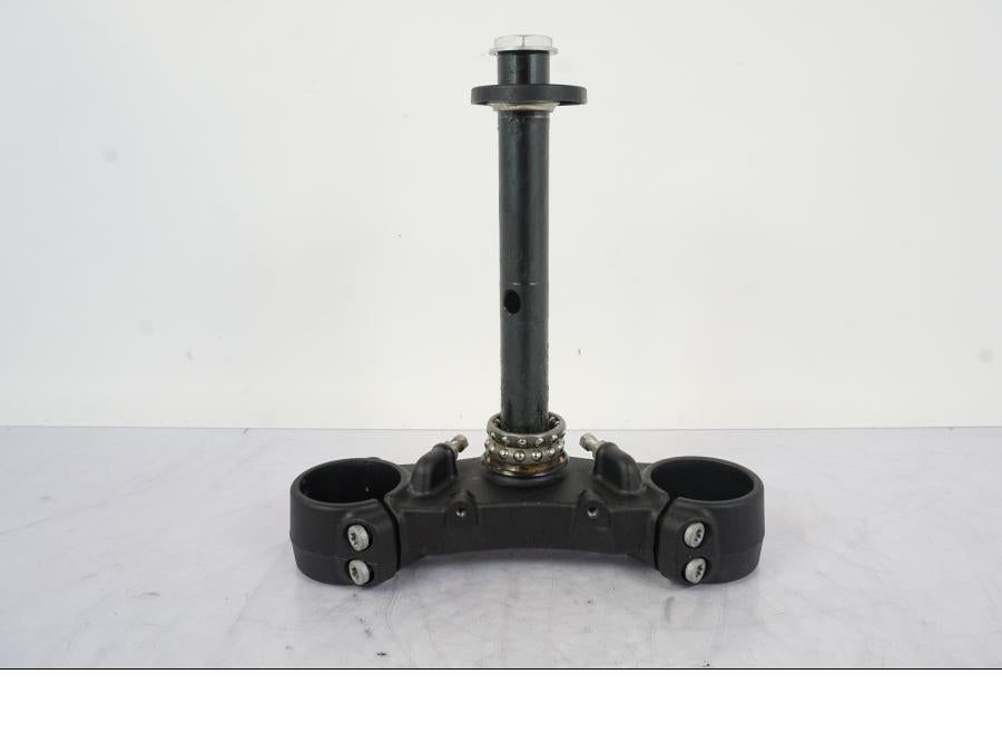 Baksidan på Gaffelkrona från en KTM 1290 Super Duke -2019 motorcykel.