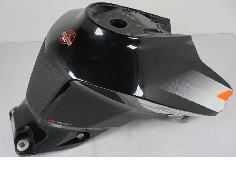 Framsidan på Bensintank från en KTM 1290 Super Duke R -2015 motorcykel.