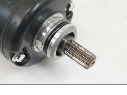 Baksidan på Startmotor från en Triumph Speed Triple -2021 motorcykel.