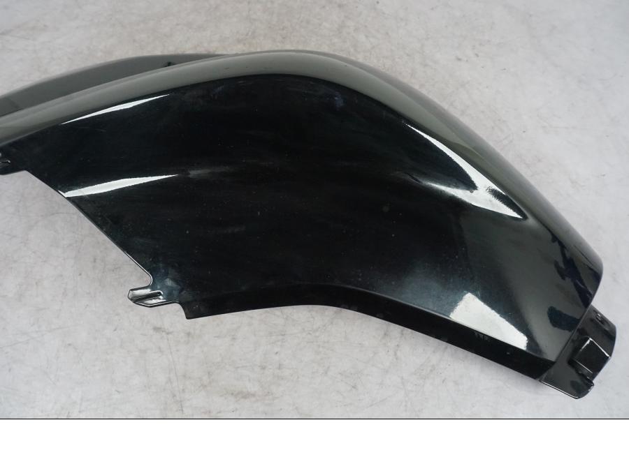 Höger sida på Bensintankskåpa från en BMW K 1600 GTL -2015 motorcykel.