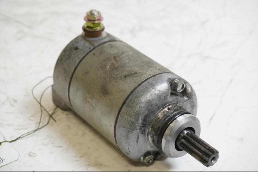 Framsidan på Startmotor från en Honda CBR 600 RR -2003 motorcykel.