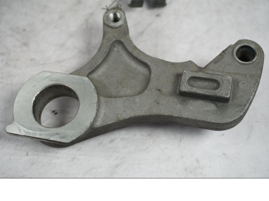 Framsidan på Bromsoksfäste från en Yamaha YZF 1000 R1 -2004 motorcykel.