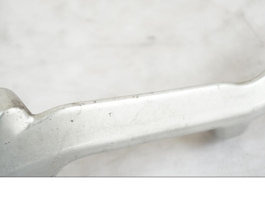 Snett nerifrån på Bromspedal från en Ducati Multistrada 950 -2020 motorcykel.