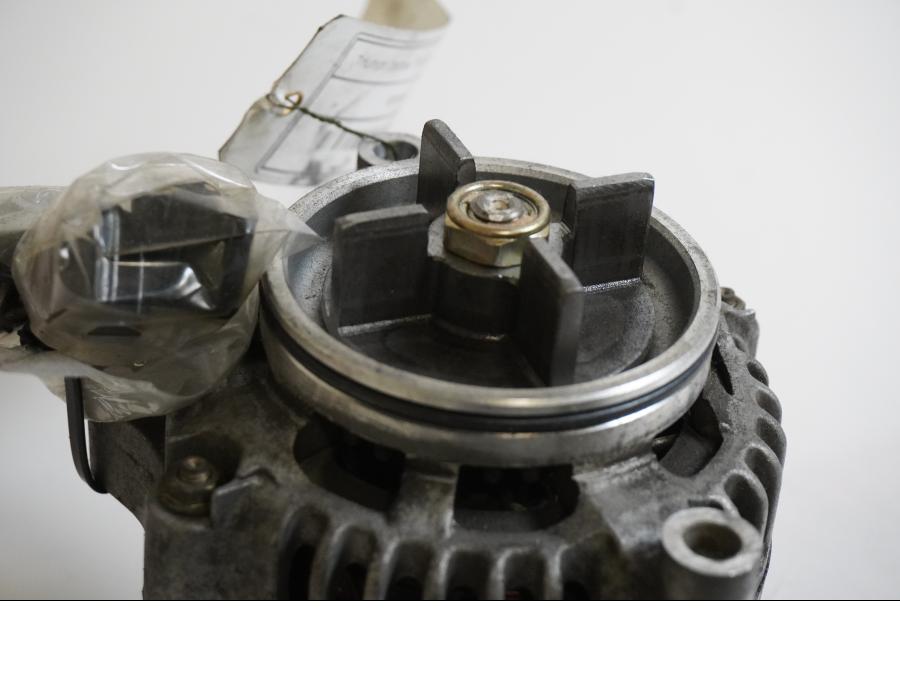 Baksidan på Generator från en Triumph Daytona T 595 -1998 motorcykel.