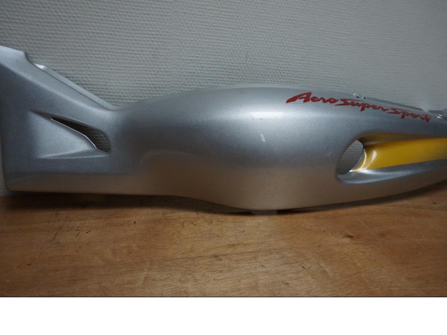 Baksidan på Bakvinge från en Yamaha YZF 600 R -1996 motorcykel.