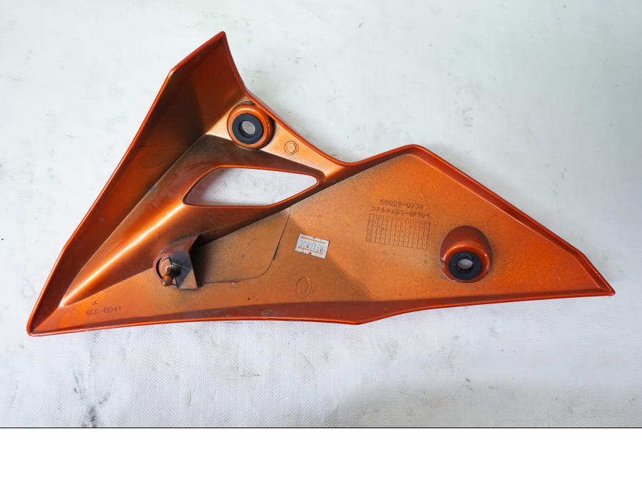 Baksidan på Magkåpa från en Kawasaki Z 800 -2013 motorcykel.