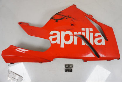 Framsidan på <p>Magkåpa höger från Aprilia RSV 1000 R Factory 2008.</p>

<p>Skrapmärken, ett mindre hål, mindre spricka, repor och</p>

<p>lacksläpp se bilder.</p> motorcykel.