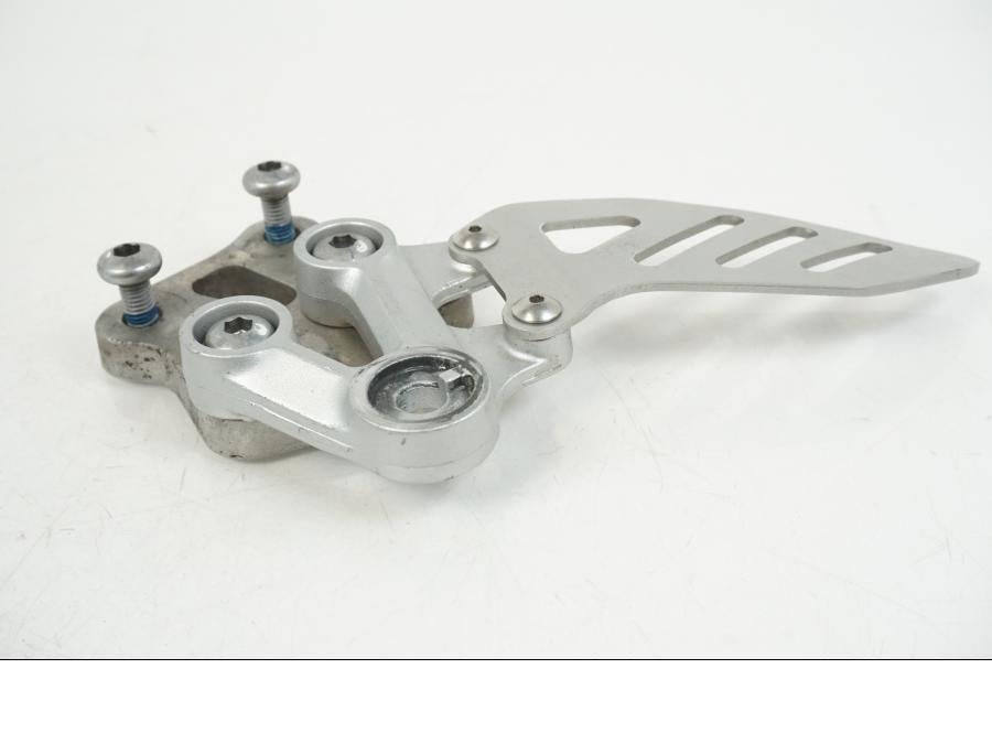 Snett uppifrån på Fotpinnefäste inre från en Suzuki GSX-R 1000 -2007 motorcykel.