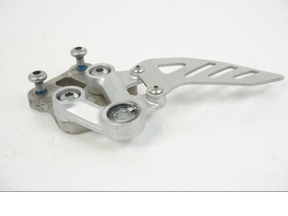 Snett uppifrån på Fotpinnefäste inre från en Suzuki GSX-R 1000 -2007 motorcykel.