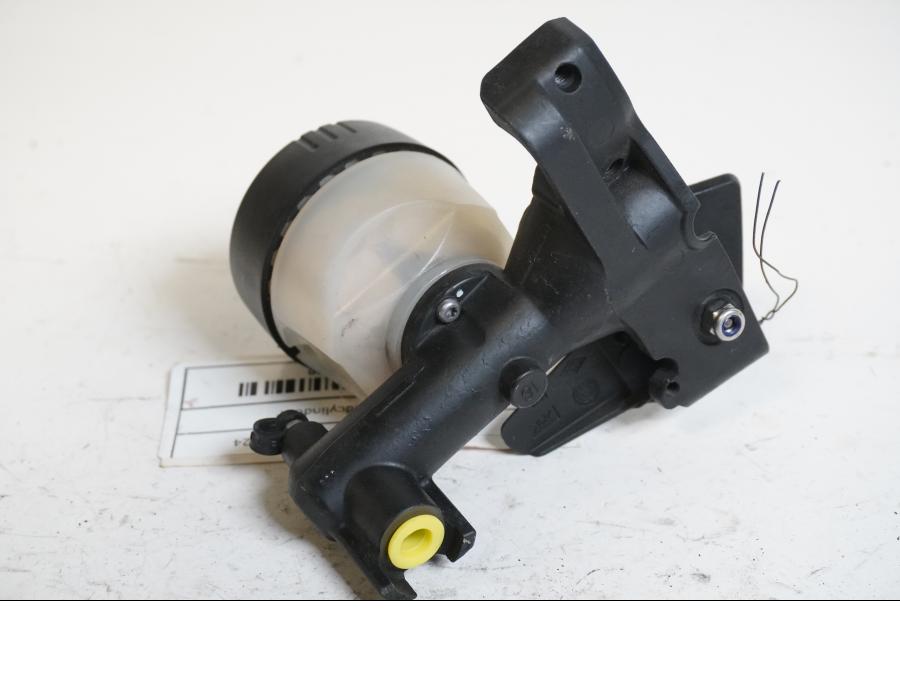 Höger sida på Bromshuvudcylinder från en BMW R 1200 GS -2007 motorcykel.