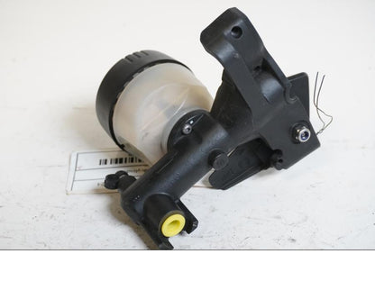 Höger sida på Bromshuvudcylinder från en BMW R 1200 GS -2007 motorcykel.