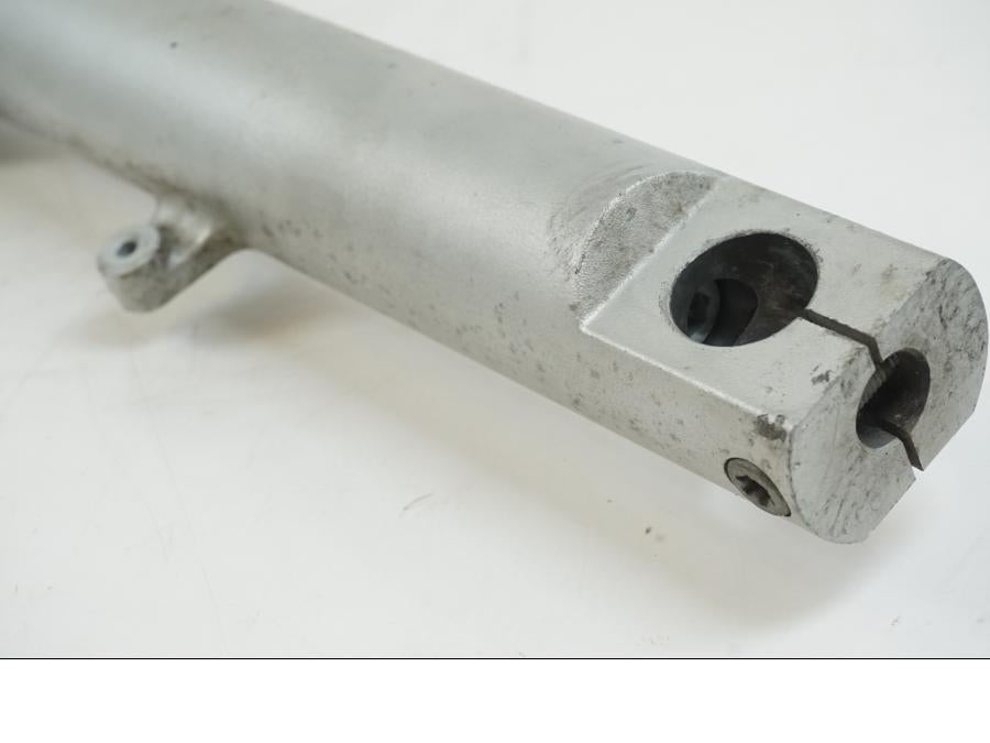 Baksidan på Gaffelben från en BMW F 650 CS -2002 motorcykel.