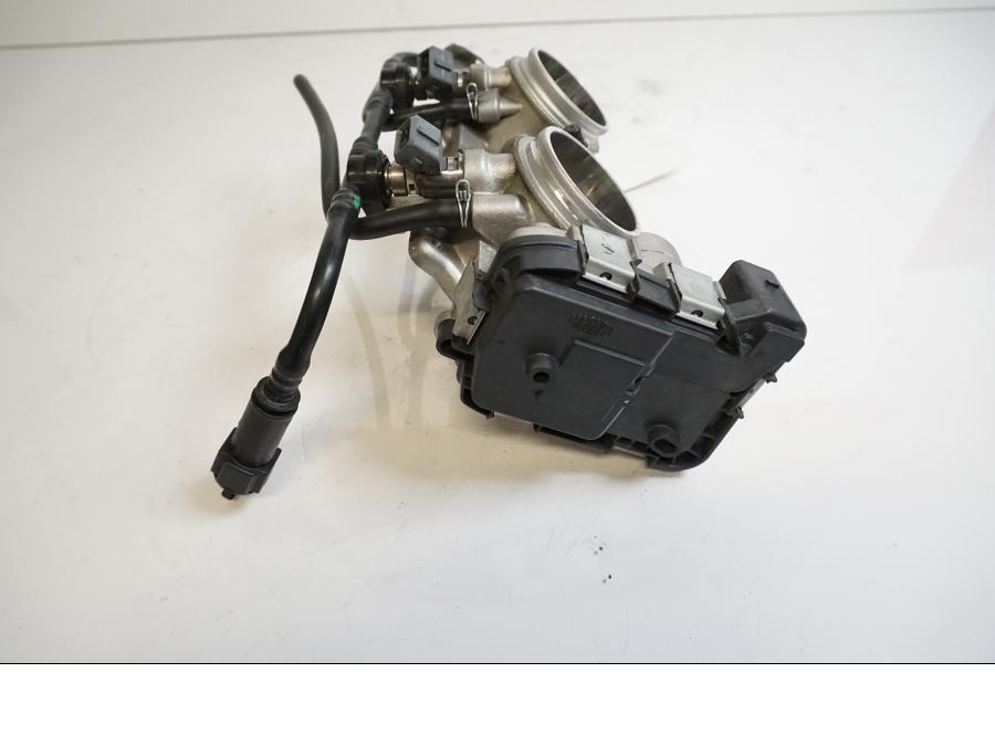 Höger sida på Spjällhus från en Aprilia Tuono V4R -2018 motorcykel.